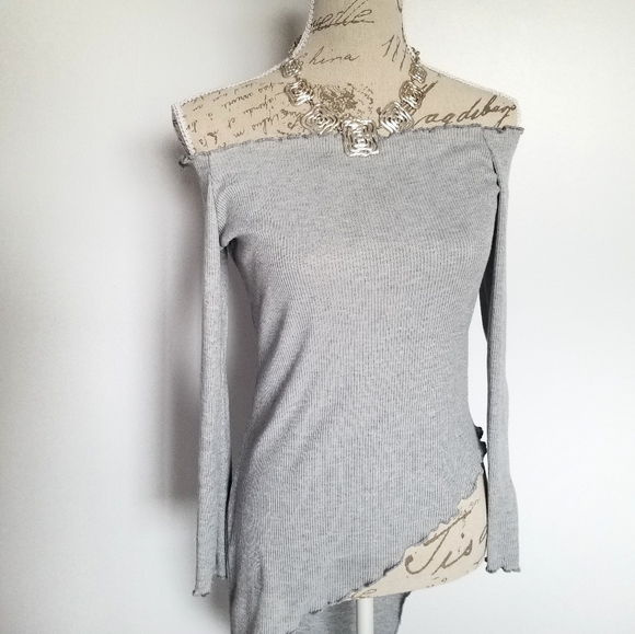 Boohoo off the shoulder asymmetrical top - Picture 3 of 7